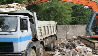 Вывоз строительного мусора с участка в Черемхово недорого от 1526 руб. | 2Землекопа-Чрм